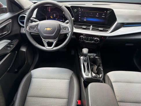Certified 2025 Chevrolet Trax LT w/ Sunroof Package FWD image 28