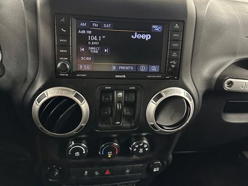 Used 2018 Jeep Wrangler Unlimited Sahara w/ Dual Top Group AWD/4WD image 17