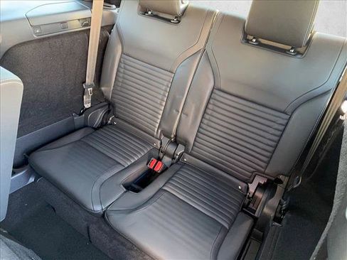 New 2025 Land Rover Discovery Dynamic SE image 14