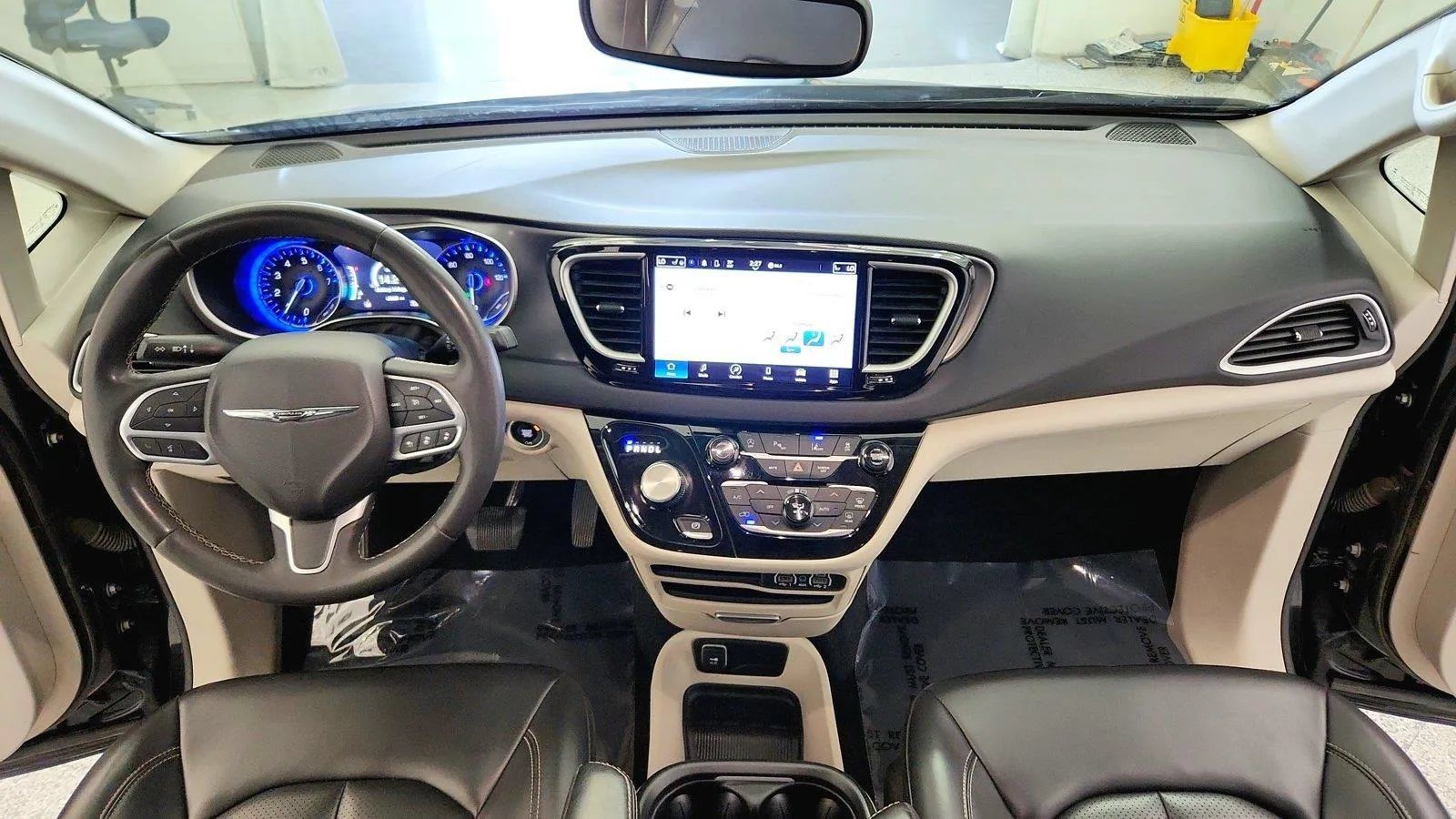 Used 2023 Chrysler Pacifica Touring-L FWD image 27