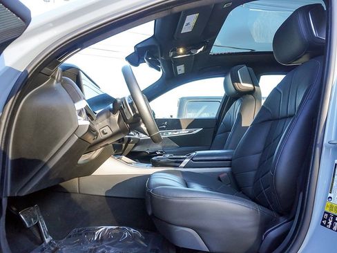 Used 2023 BMW 760i xDrive w/ Parking Assistance Package image 38