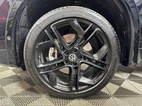 Certified 2025 Volkswagen Tiguan SE R-Line AWD/4WD image 10