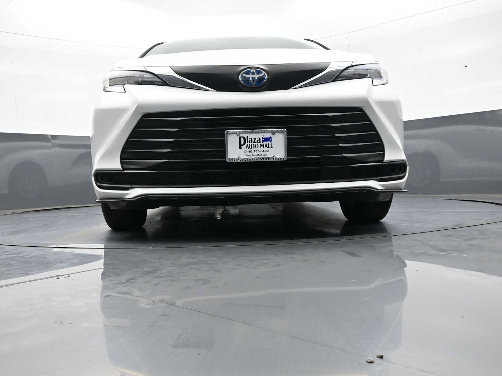 Certified 2025 Toyota Sienna LE FWD image 27