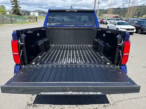 Used 2025 Toyota Tacoma SR5 AWD/4WD image 18