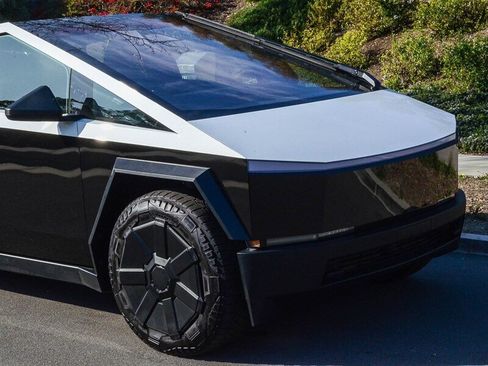 Used 2024 Tesla Cybertruck AWD Crew Cab image 9