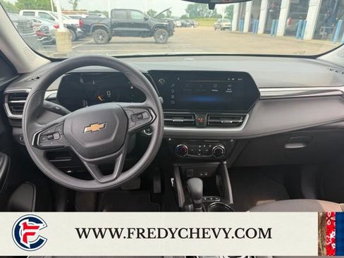 Used 2025 Chevrolet TrailBlazer LT AWD/4WD image 37