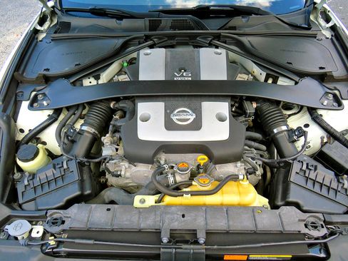 Used 2016 Nissan 370Z Touring image 32