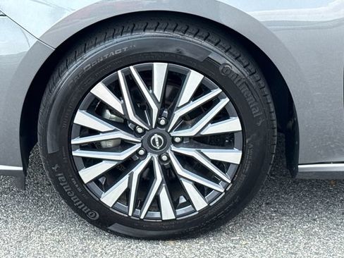 Used 2025 Nissan Altima 2.5 SV FWD image 11