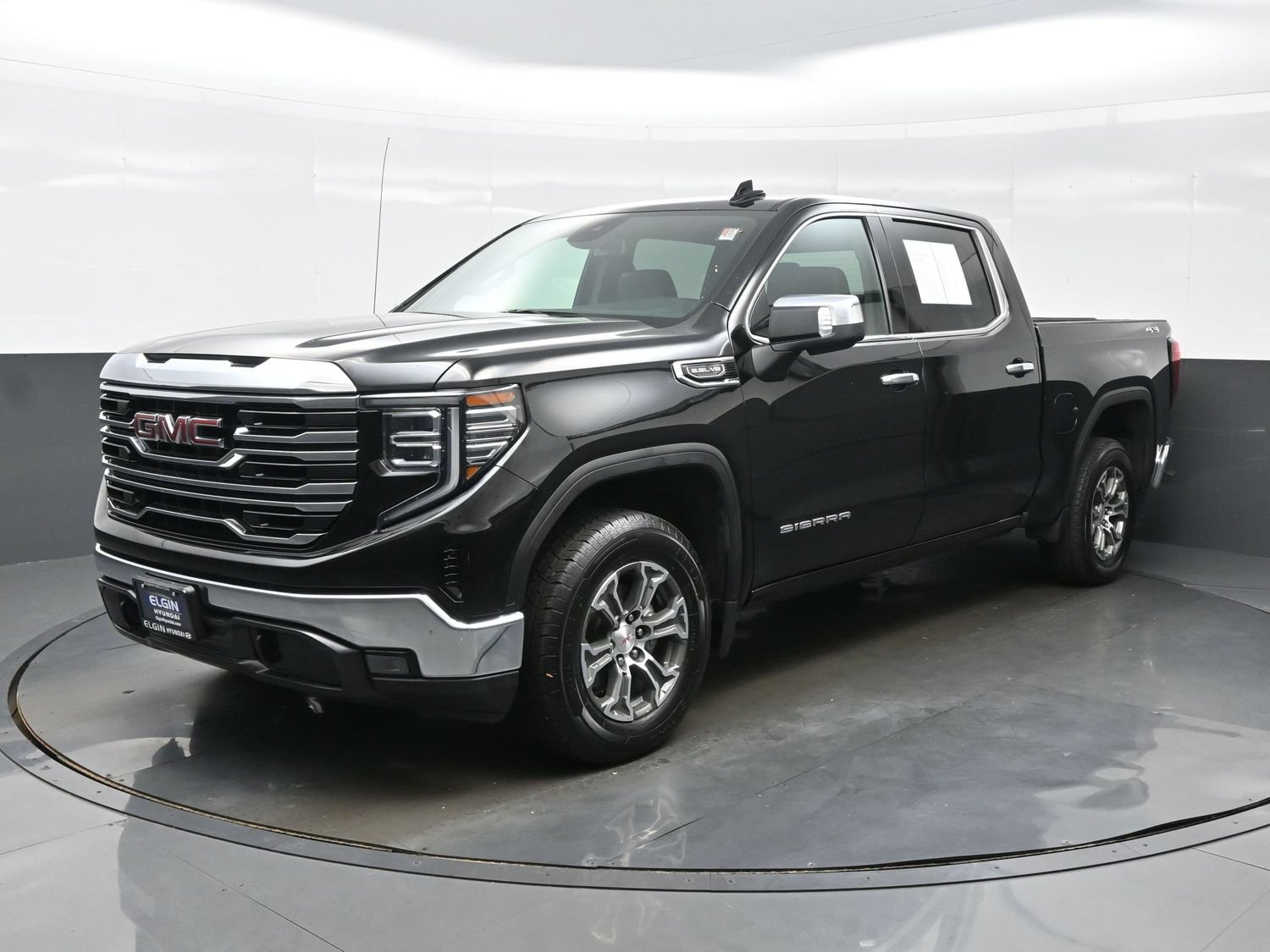 Used 2025 GMC Sierra 1500 SLT AWD/4WD image 2