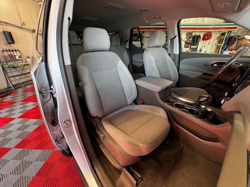 Used 2021 Chevrolet Traverse LT image 9