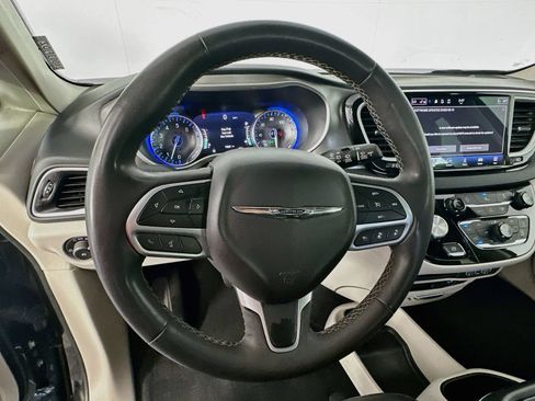 Used 2022 Chrysler Pacifica Touring-L FWD image 11