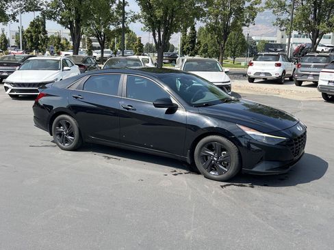 Used 2022 Hyundai Elantra SEL w/ Convenience Package FWD image 5