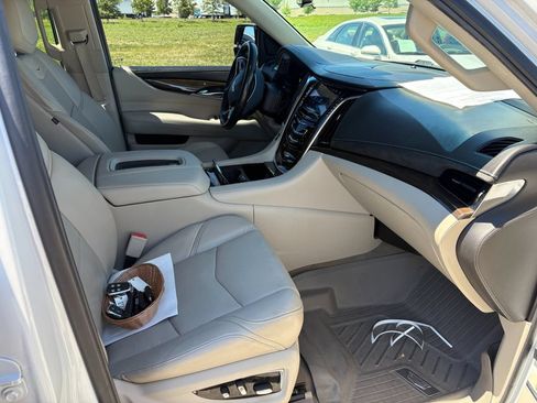 Used 2018 Cadillac Escalade Premium Luxury AWD/4WD image 6