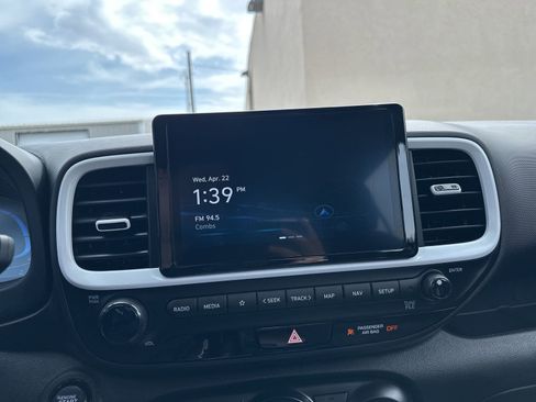 Used 2023 Hyundai Venue Limited FWD image 41