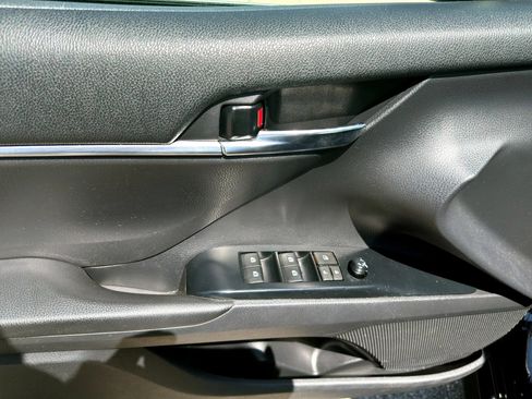 Used 2020 Toyota Camry LE w/ Convenience Package FWD image 22