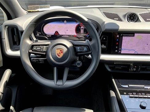 Used 2025 Porsche Cayenne image 18