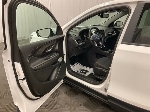 Used 2024 GMC Terrain SLE image 4