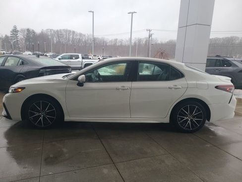 Used 2024 Toyota Camry SE image 4