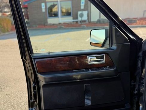 Used 2017 Lincoln Navigator Select image 16