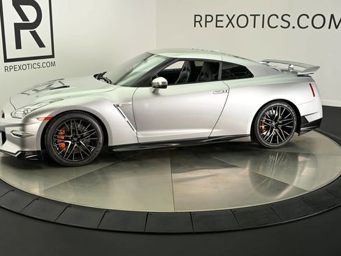 Used 2024 Nissan GT-R Premium w/ Floor Mat Package AWD/4WD image 4