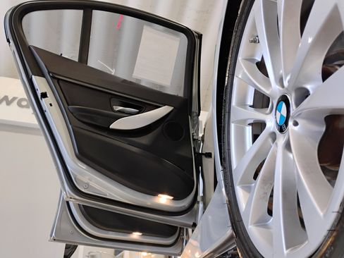 Used 2017 BMW 320i Sedan image 9