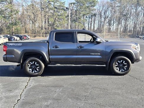 Used 2016 Toyota Tacoma TRD Off-Road image 2