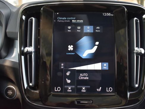 Used 2022 Volvo XC40 T5 Momentum w/ Premium Package image 23