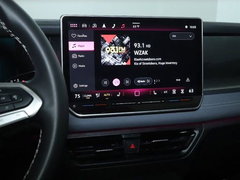 Used 2025 Volkswagen Tiguan SE image 24