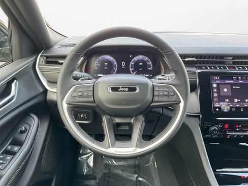 New 2025 Jeep Grand Cherokee L Altitude image 12