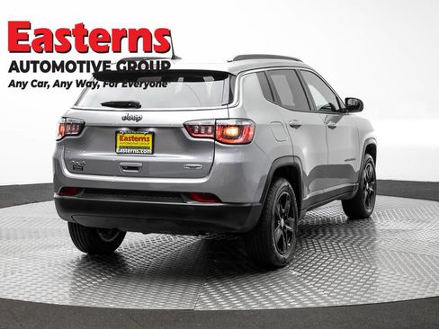 Used 2022 Jeep Compass Latitude w/ Sun and Sound Group AWD/4WD image 5