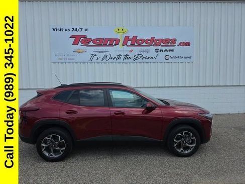 Used 2025 Chevrolet Trax LT FWD image 1