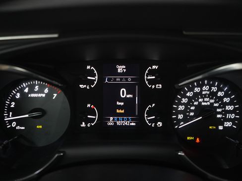 Used 2018 Toyota Sequoia SR5 AWD/4WD image 24