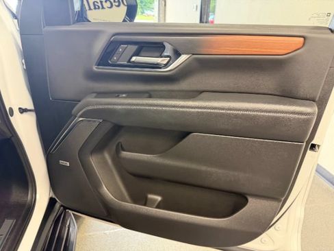 Used 2025 GMC Yukon XL Denali AWD/4WD image 36