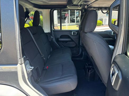 Used 2018 Jeep Wrangler Unlimited Sahara w/ Cold Weather Group AWD/4WD image 23