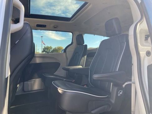 Used 2024 Chrysler Pacifica Limited image 25