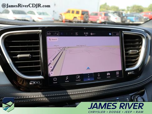 Used 2025 Chrysler Pacifica Limited FWD image 33