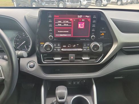 Used 2021 Toyota Highlander XLE image 22