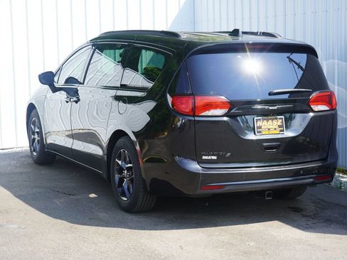 Used 2019 Chrysler Pacifica Touring-L w/ S Appearance Package FWD image 4