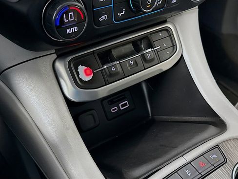 Used 2020 GMC Acadia SLT w/ Premium Package FWD image 17
