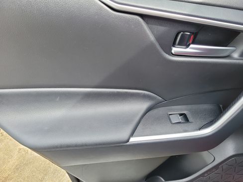 Used 2025 Toyota RAV4 XLE w/ Convenience Package FWD image 18