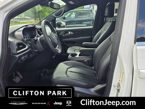 Used 2026 Chrysler Pacifica Select FWD image 10