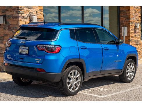 Used 2022 Jeep Compass Latitude w/ Sun and Sound Group AWD/4WD image 3