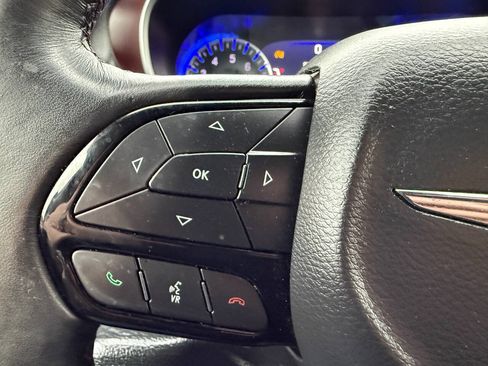 Used 2020 Chrysler Pacifica Touring-L FWD image 38