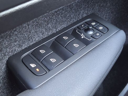 Used 2025 Volvo XC40 B5 Core w/ Protection Package Premier image 33