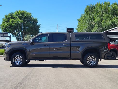 Used 2023 GMC Sierra 1500 AT4 w/ AT4 Premium Package AWD/4WD image 4