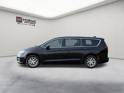 Used 2025 Chrysler Pacifica Select FWD image 5