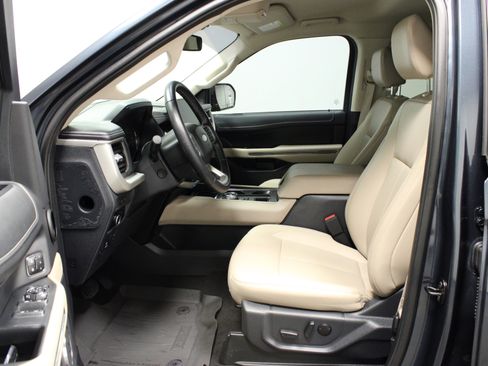 Used 2024 Ford Expedition XLT RWD image 19