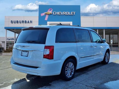 Used 2016 Chrysler Town & Country Touring-L image 4