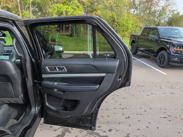 Used 2017 Ford Explorer XLT w/ Equipment Group 202A AWD/4WD image 17