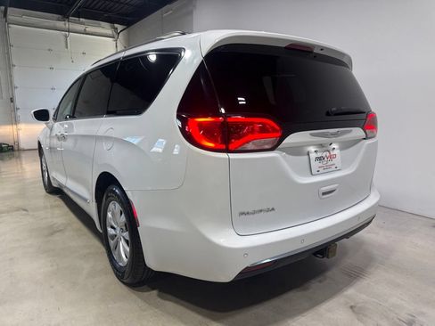 Used 2017 Chrysler Pacifica Touring-L FWD image 5